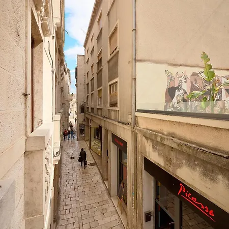 Palazo Dei Conti In Centre Old Town