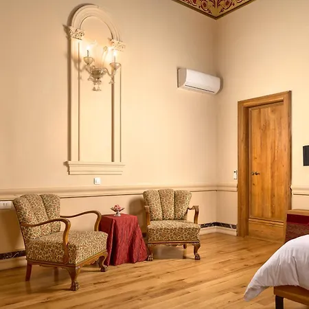 アパートホテル Palazo Dei Conti In Centre Old Town 4*