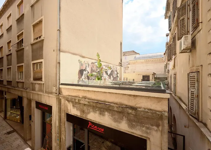 Apartmanhotel Palazo Dei Conti In Centre Old Town 4*