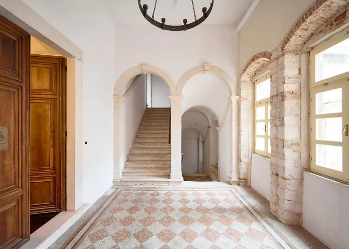 Palazo Dei Conti In Centre Old Town