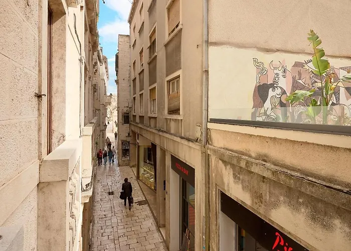 Palazo Dei Conti In Centre Old Town