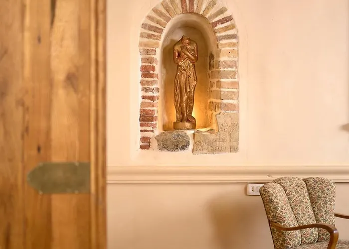 Aparthotel Palazo Dei Conti In Centre Old Town 4*